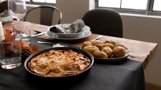 Mesa con pastel para el día de acción de gracias.