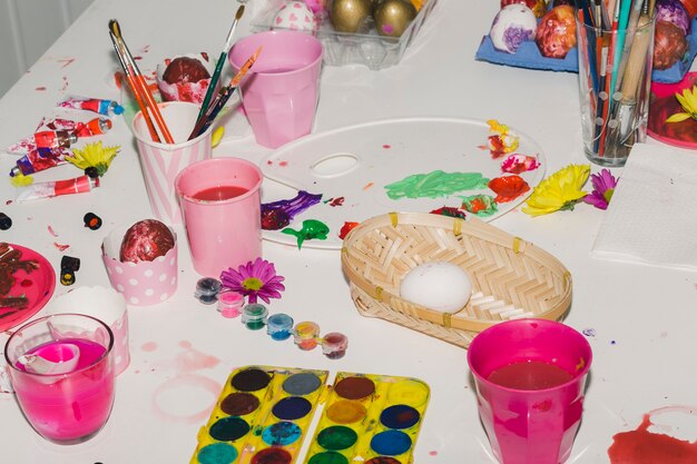 Mesa con pinturas y huevos de Pascua