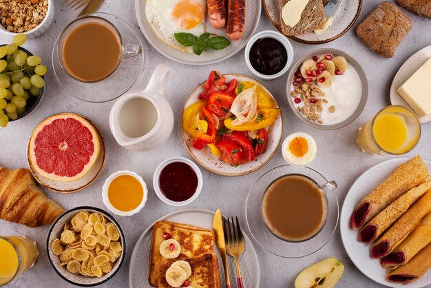 Mesa plana llena de deliciosa composición de comida