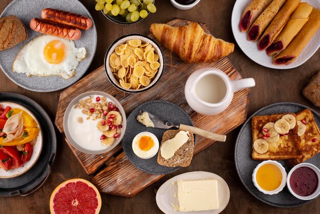 Mesa plana llena de deliciosa composición de comida