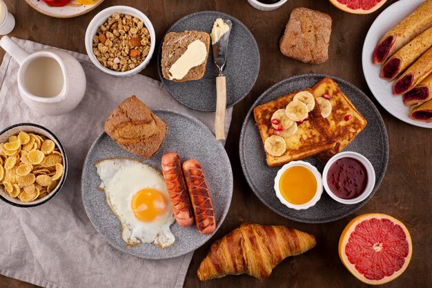 Mesa plana llena de deliciosa composición de comida