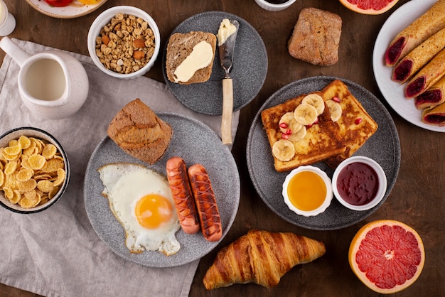 Mesa plana llena de deliciosa composición de comida