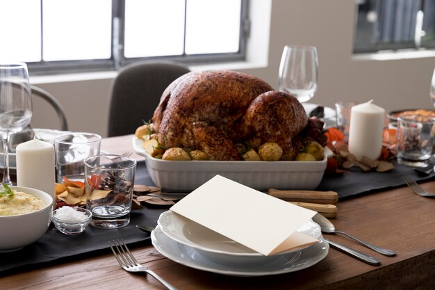 Mesa de primer plano con comida para el día de acción de gracias