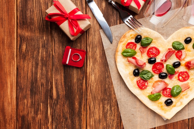 Mesa de puesta romántica con pizza.