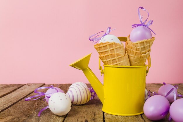 Mesa con regadera y huevos de pascua