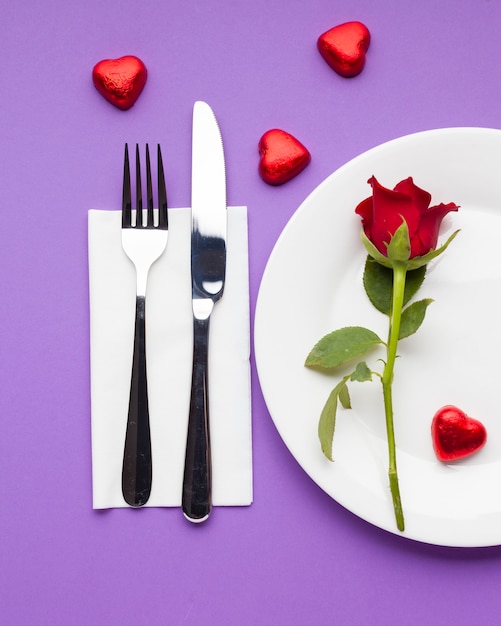 Mesa romántica de puesta plana con rosa roja