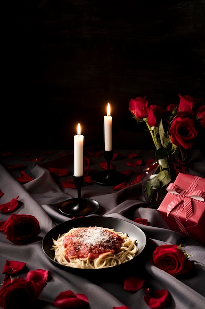 Mesa de San Valentín con pasta y velas.