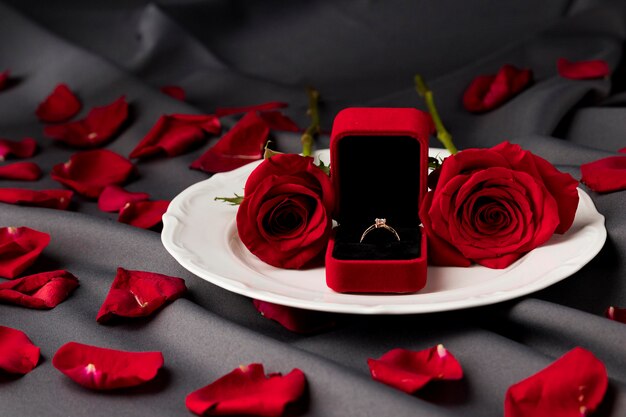 Mesa de San Valentín con rosas y anillo de compromiso en placa