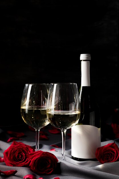 Mesa de San Valentín con vino y copas.