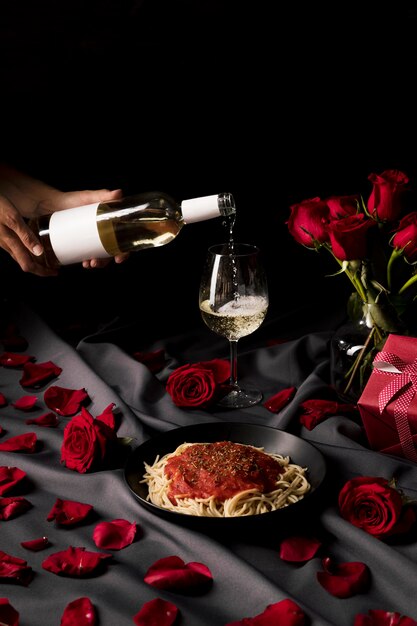 Mesa de San Valentín con vino y pasta.