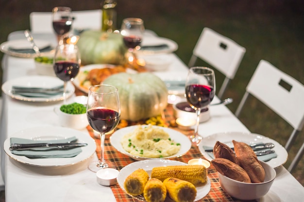 Mesa servida con comida.