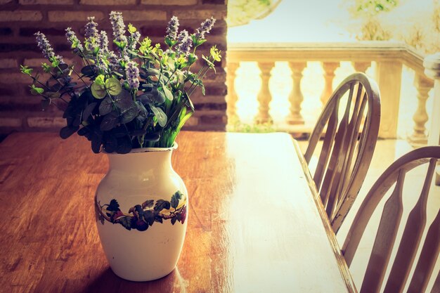 Mesa con sillas y un florero