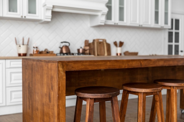 Foto gratuita mesa y sillas de madera en la cocina