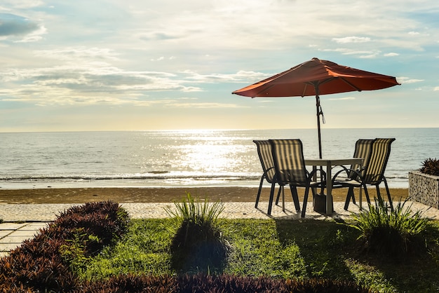 Mesa con sillas en una playa