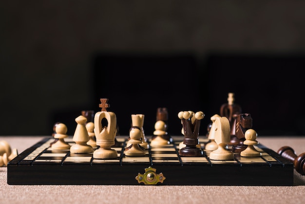 Mesa con tablero de ajedrez