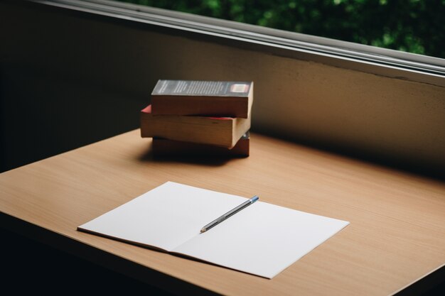 Mesa de trabajo con cuaderno y libros