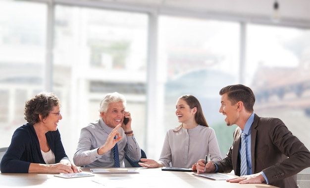 mesa de trabajo en equipo equipo hombre mayor