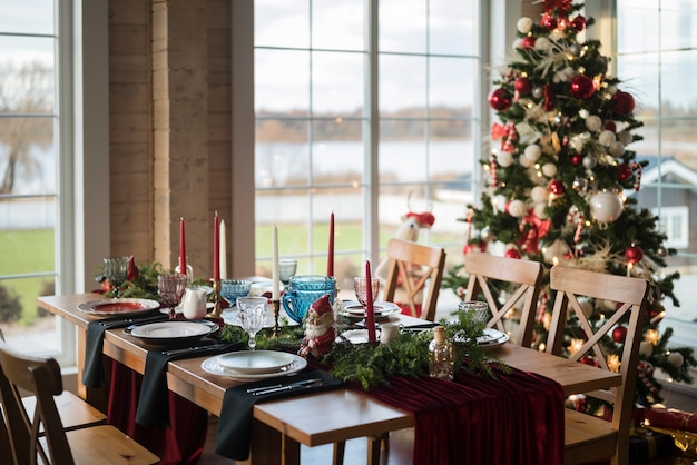 Mesa vacía lista para una cena de Navidad