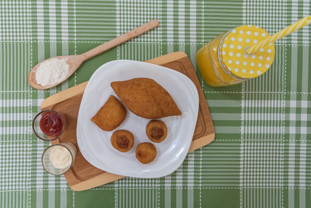 Mesa con varios bocadillos brasileños