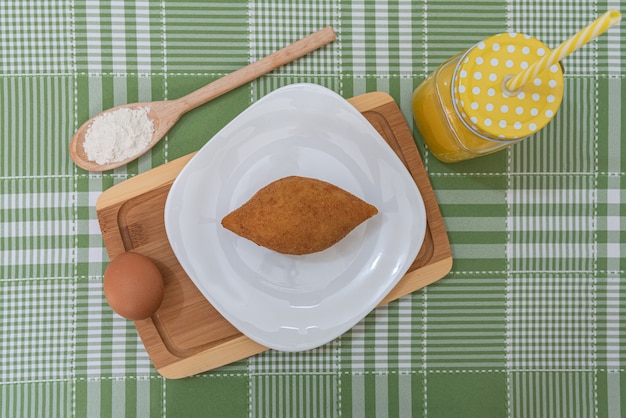 Mesa con varios bocadillos brasileños