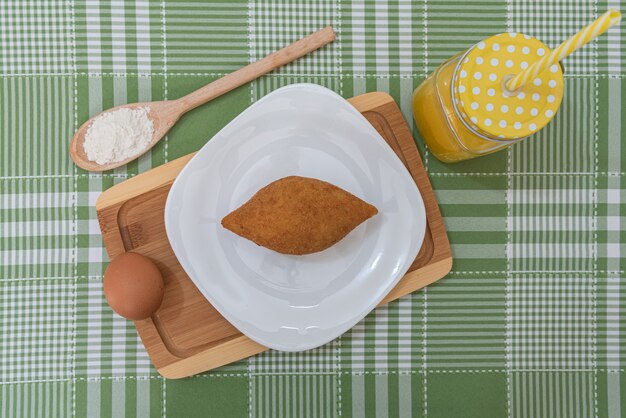 Mesa con varios bocadillos brasileños