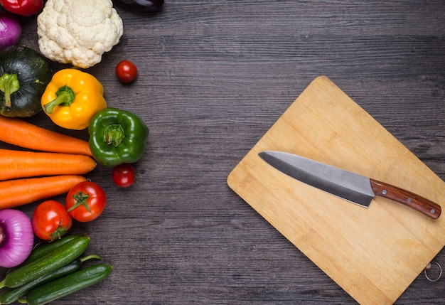 Mesa con verduras y un cuchillo