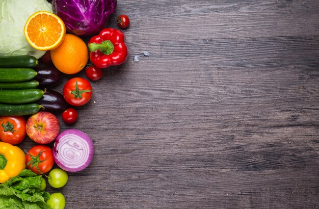 Mesa con verduras y frutas