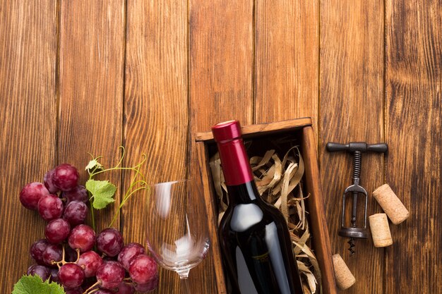 Mesa vintage de madera con vino tinto.