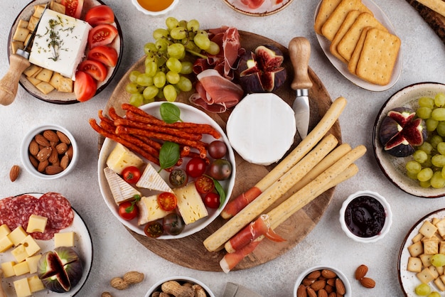 Foto gratuita mesa de vista superior llena de comida deliciosa