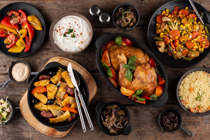 Foto gratuito mesa de vista superior llena de deliciosa composición de alimentos