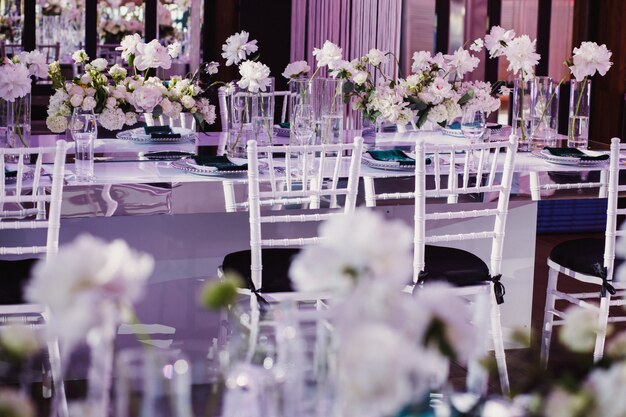 Mesas de boda decoradas con flores.