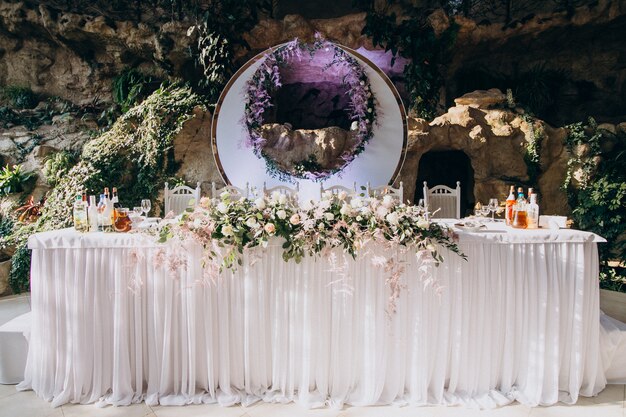 Mesas decoradas en un restaurante de bodas de lujo.