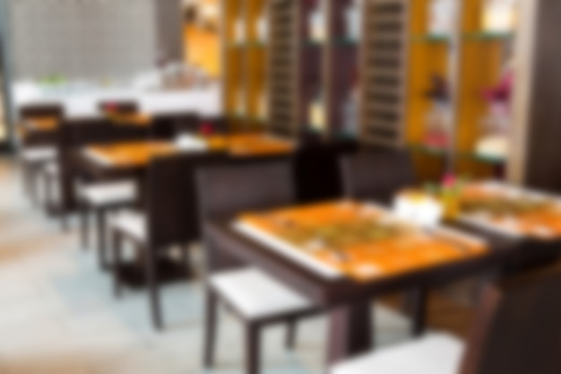 Foto gratuita mesas de un restaurante desenfocadas