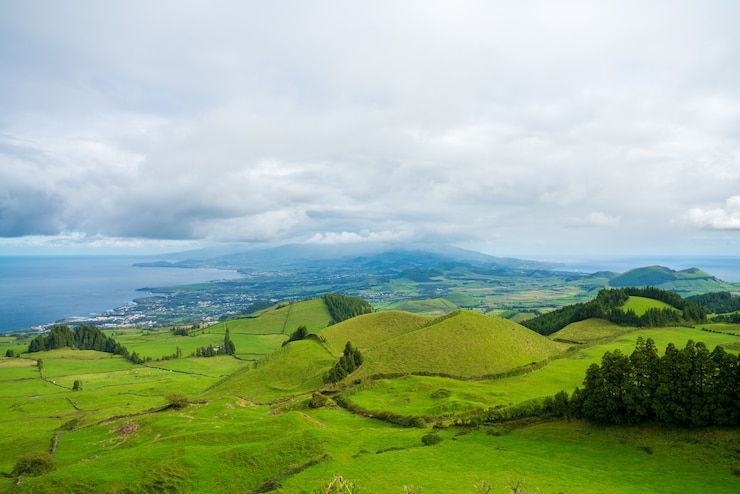 Photo Gratis mesmerizing shot of a beautiful mountainous landscape in azores, portugal