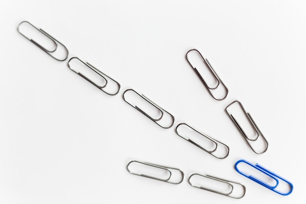 Metal clips, forma de la flecha hacia abajo, azul en la parte superior