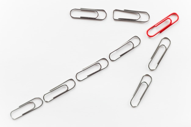 Metal clips, forma de flecha hacia arriba, rojo en la parte superior