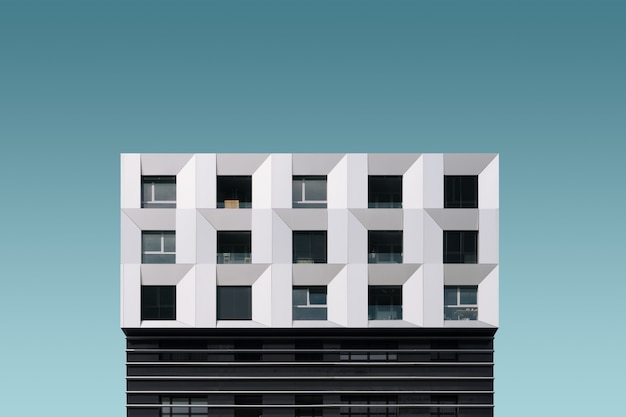 Foto gratuita metal moderno y negro edificio moderno bajo el cielo azul