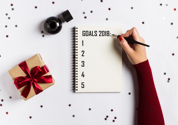 Metas planes sueños hacer lista de tareas para año nuevo 2018 navidad concepto escrito