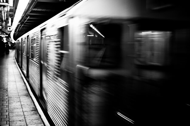 Metro en blanco y negro en movimiento