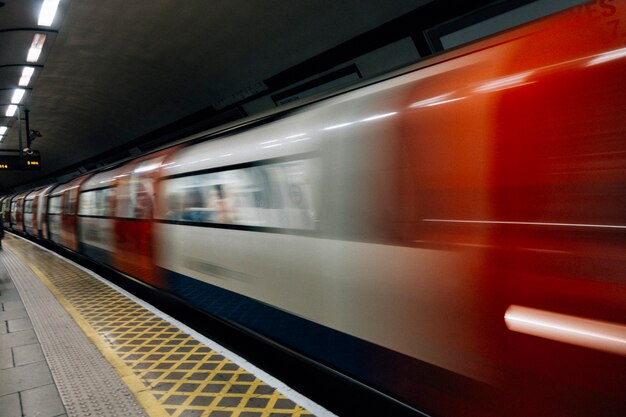 Metro en movimiento rápido