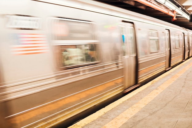 Metro tren en la estación de tren