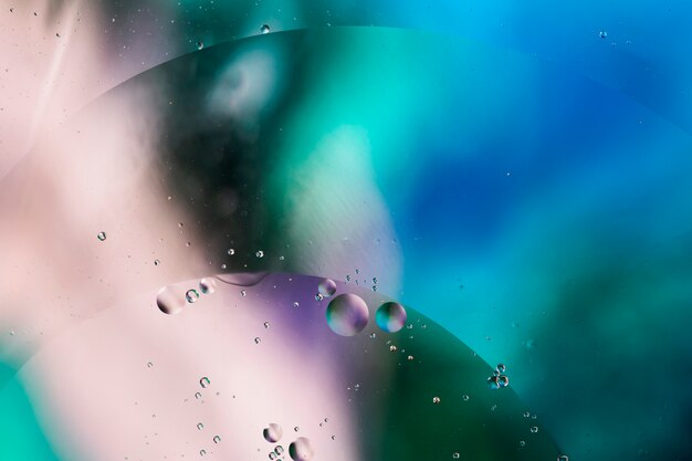 Mezcla de agua y aceite sobre un fondo abstracto líquido coloreado