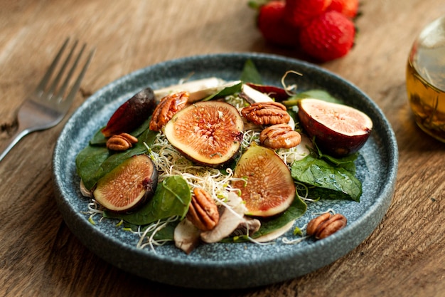 Foto gratuita mezcla de alto ángulo de nueces e higos en un plato con fresas