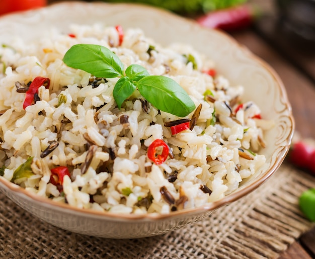 Mezcla de arroz hervido con chile y albahaca. Menú dietético