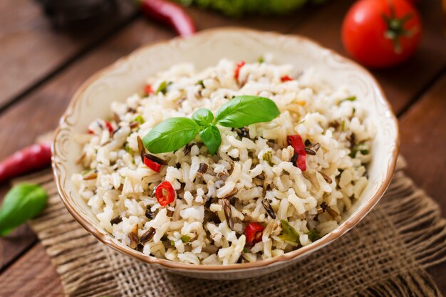 Mezcla de arroz hervido con chile y albahaca. Menú dietético