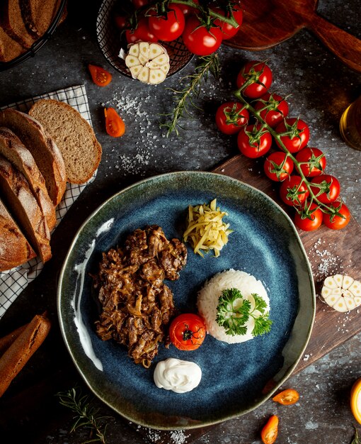 Mezcla de carne y champiñones con arroz