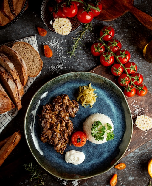 Mezcla de carne y champiñones con arroz