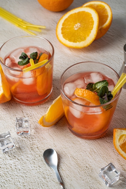 Mezcla de cócteles en copas con fruta de naranja