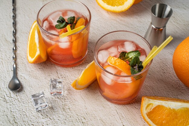 Mezcla de cócteles en copas con fruta de naranja