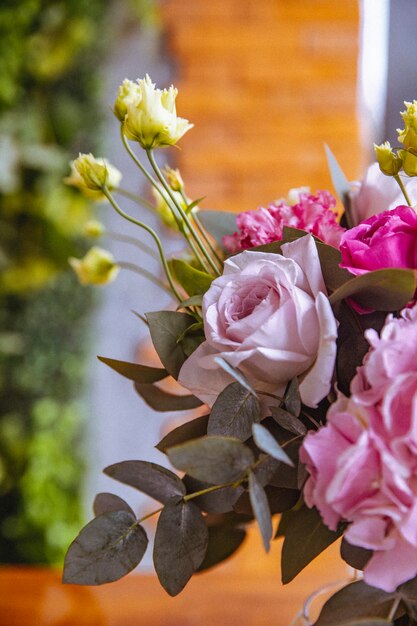 Mezcla de composición de flores rosas púrpuras claras eustomas vista lateral